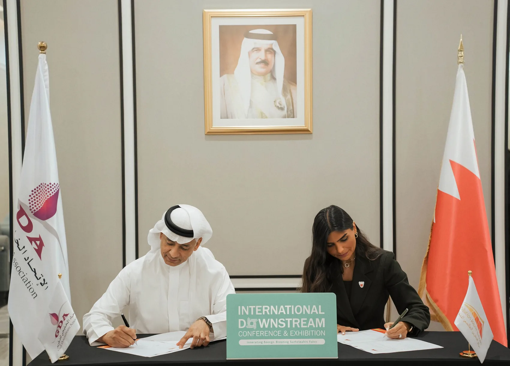 GDA and Exhibition World Bahrain signing the hosting agreement